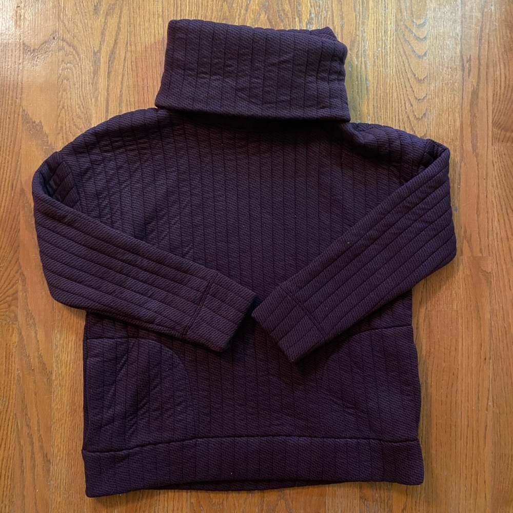 Gap fit turtle neck quilted sweatshirt